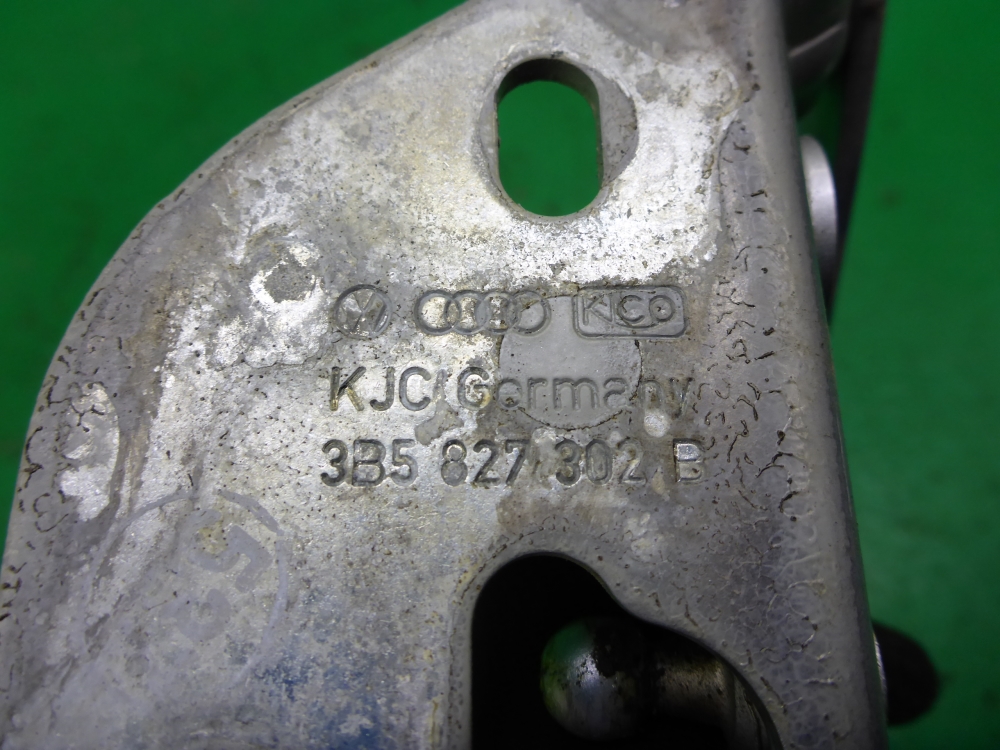 Петля крышки багажника