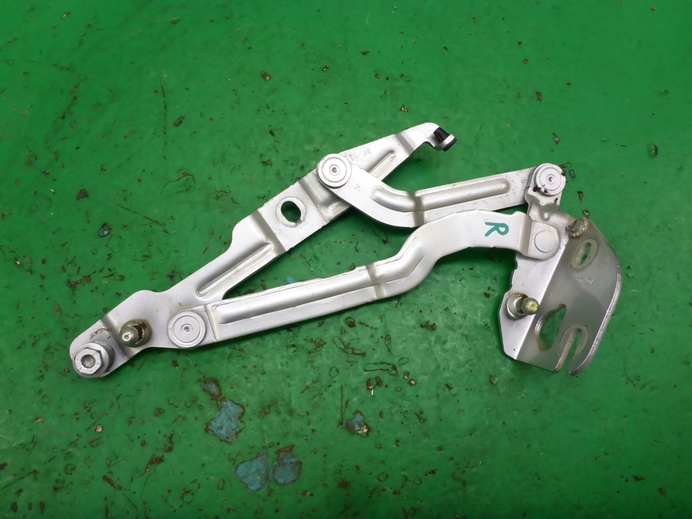 Петля крышки багажника