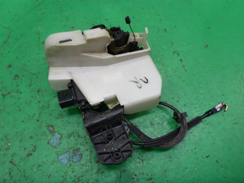 Замок двери передней правой