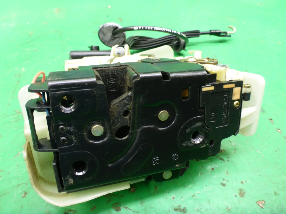 Замок двери передней правой