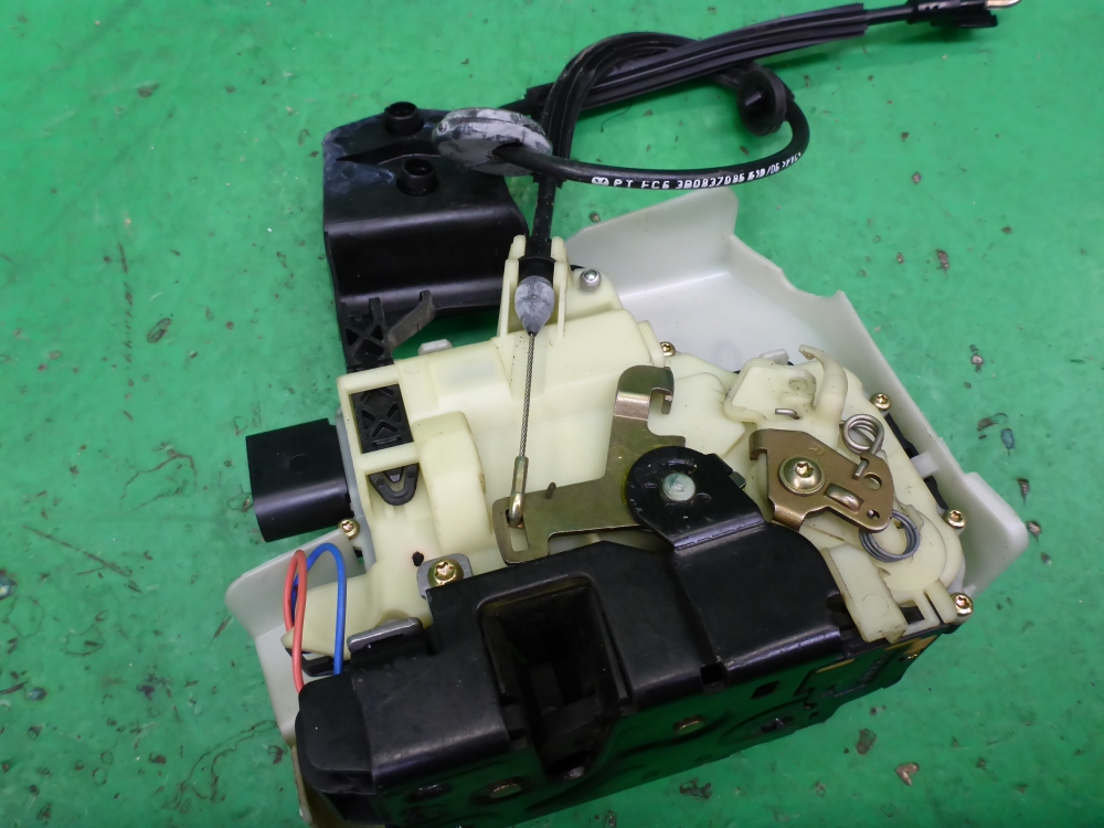 Замок двери передней правой