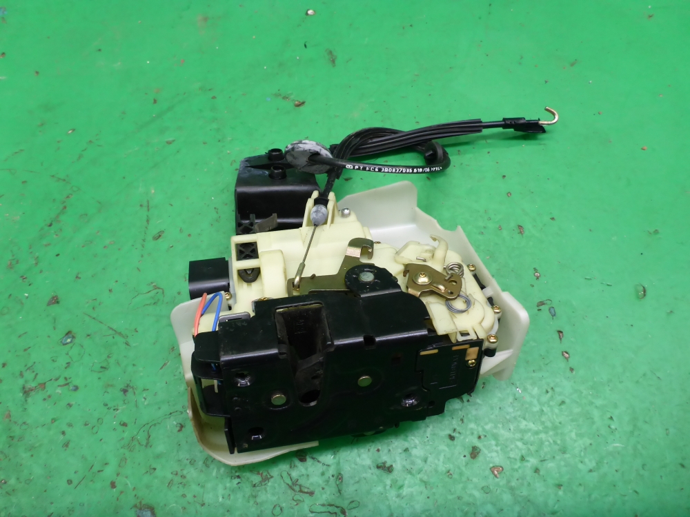 Замок двери передней правой