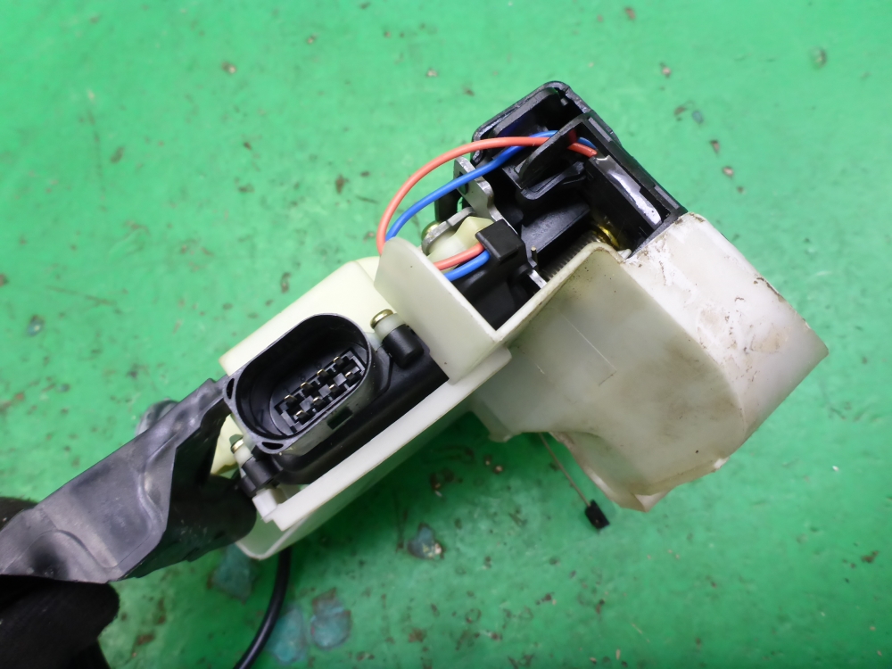 Замок двери передней правой