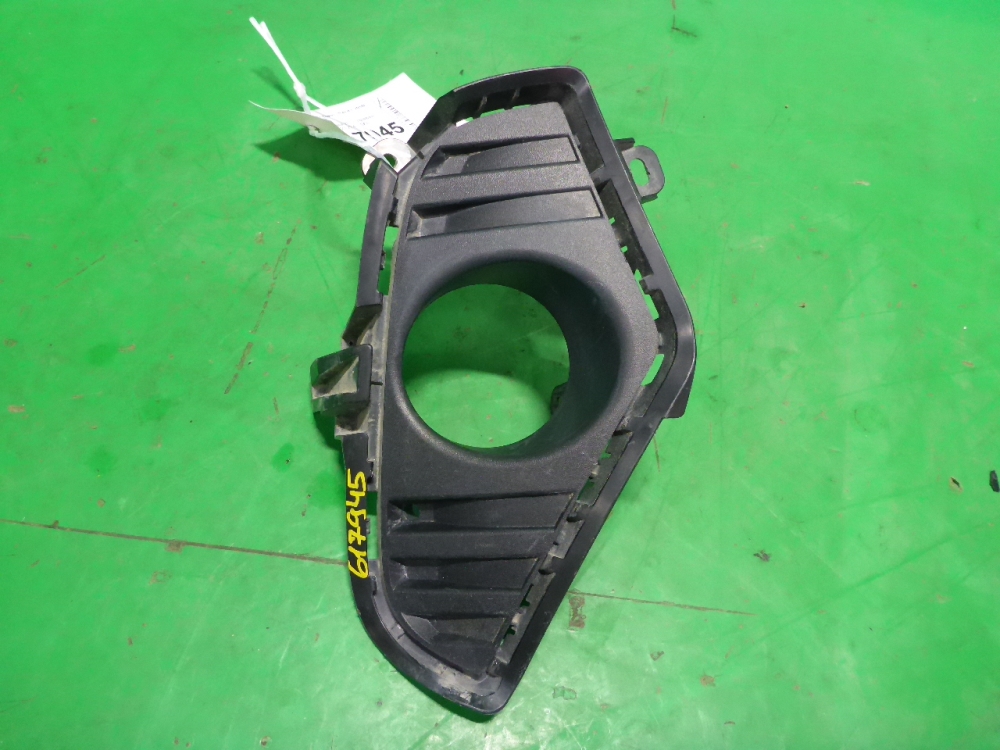 Рамка противотуманной фары правой