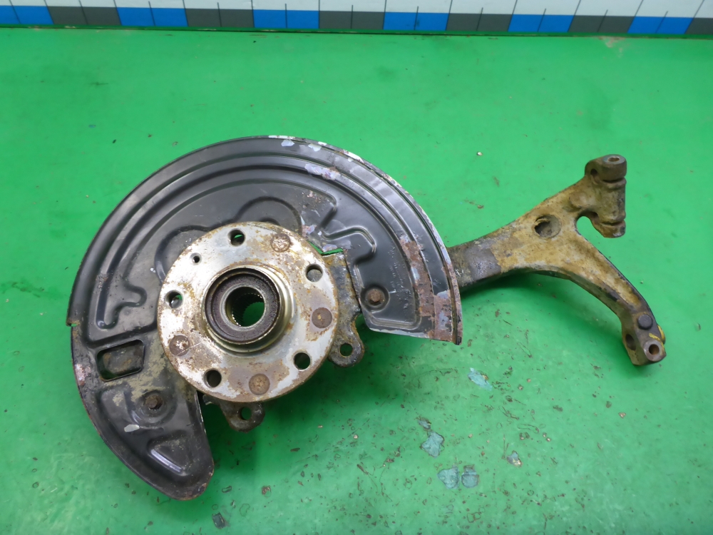 Кулак поворотный передний левый