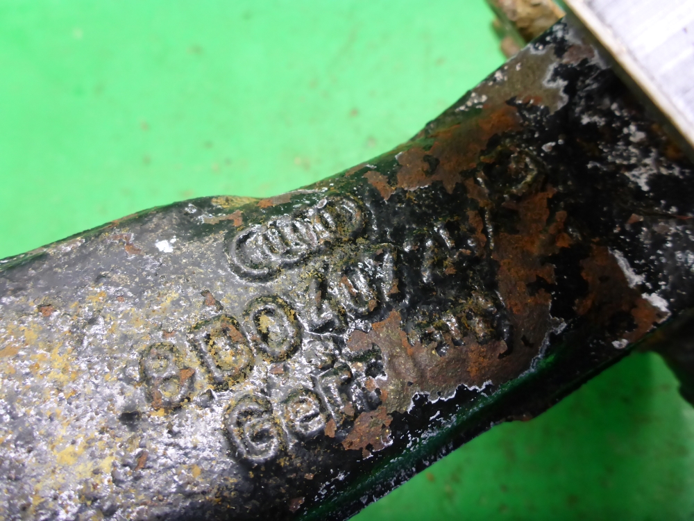 Кулак поворотный передний левый