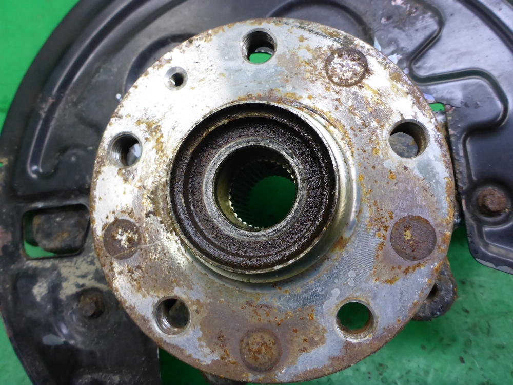 Кулак поворотный передний левый