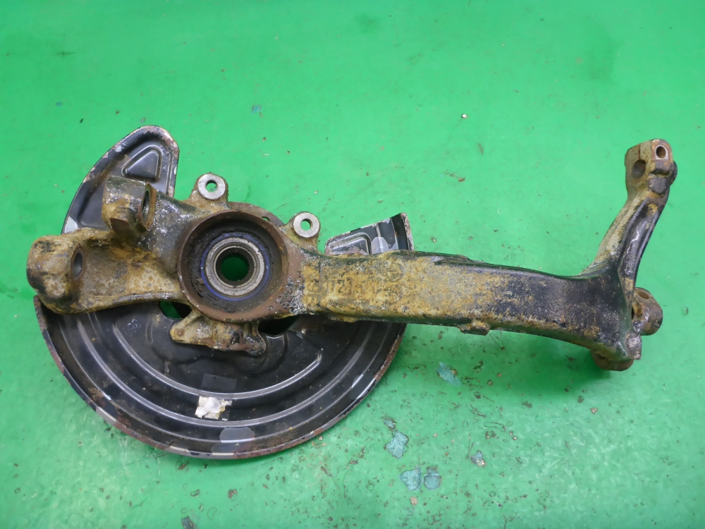 Кулак поворотный передний левый