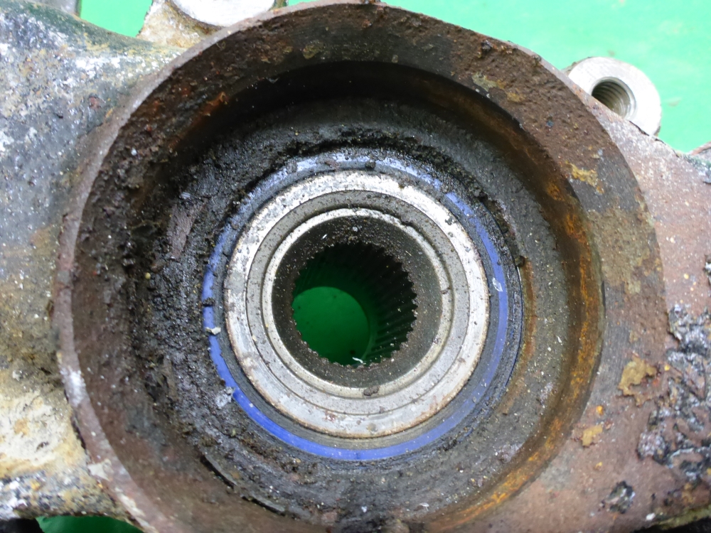 Кулак поворотный передний левый