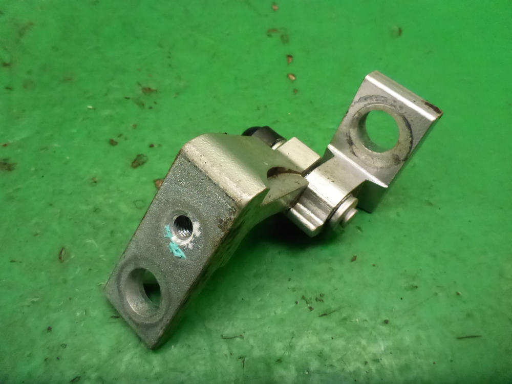 Петля двери задней левой верхняя