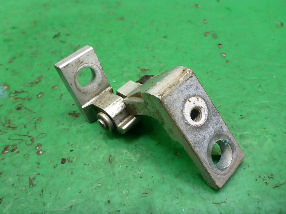 Петля двери передней правой верхняя