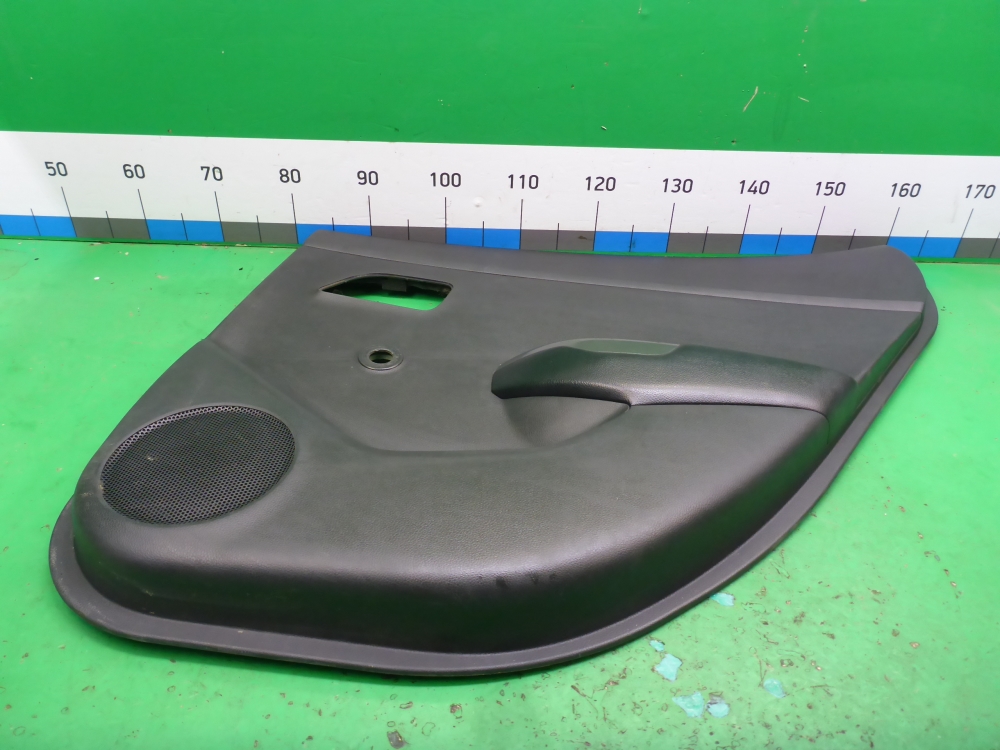 Обшивка двери задней правой