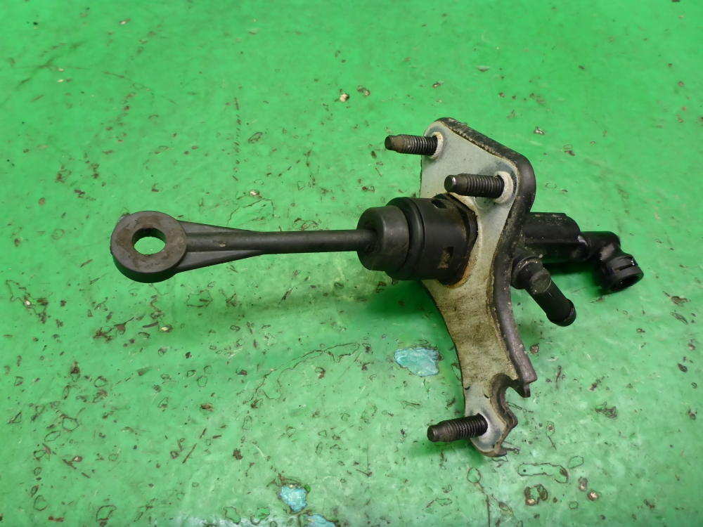 Цилиндр сцепления главный