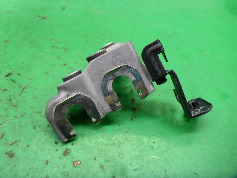 Кронштейн крепления троса КПП