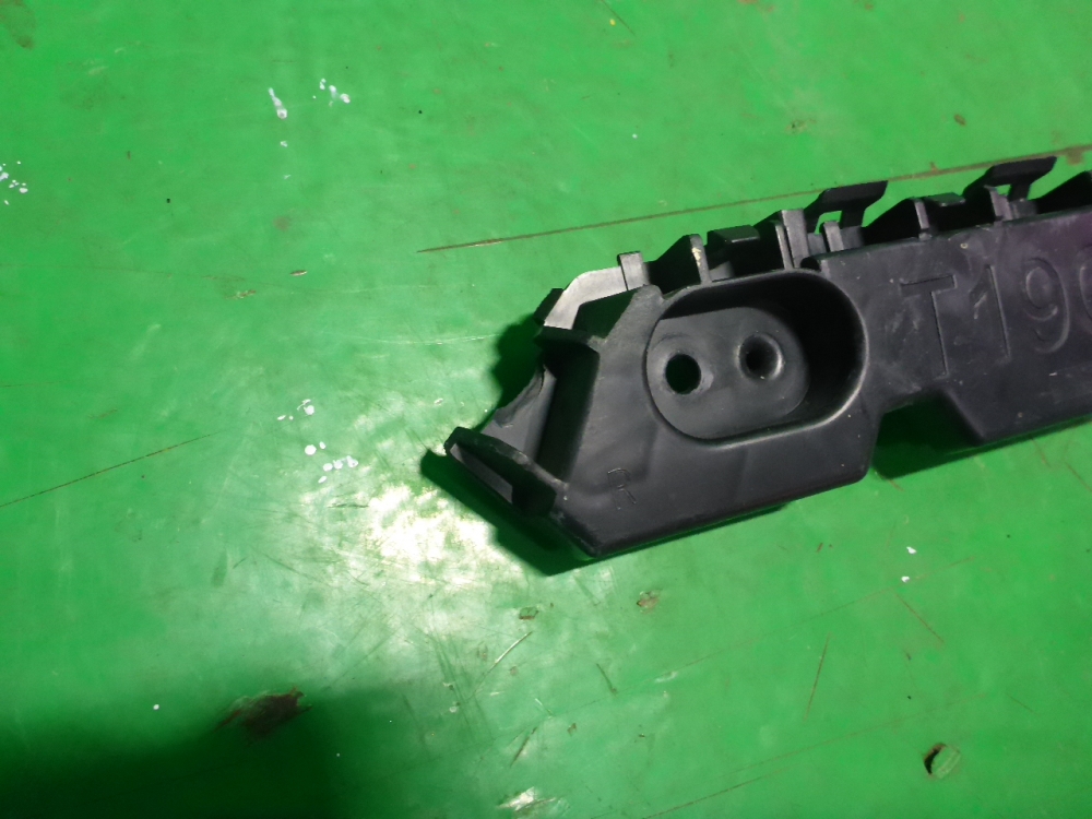 Кронштейн заднего бампера правый