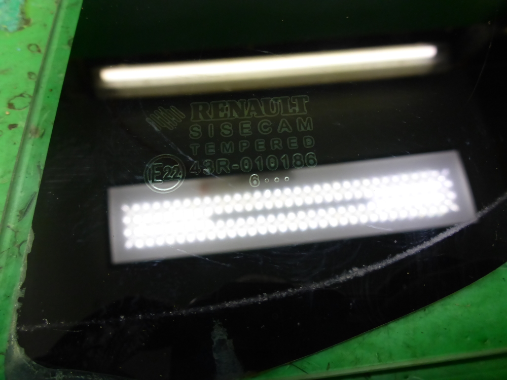 Стекло двери задней левой (форточка)