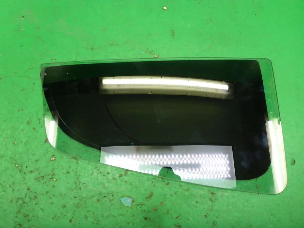 Стекло двери задней левой (форточка)