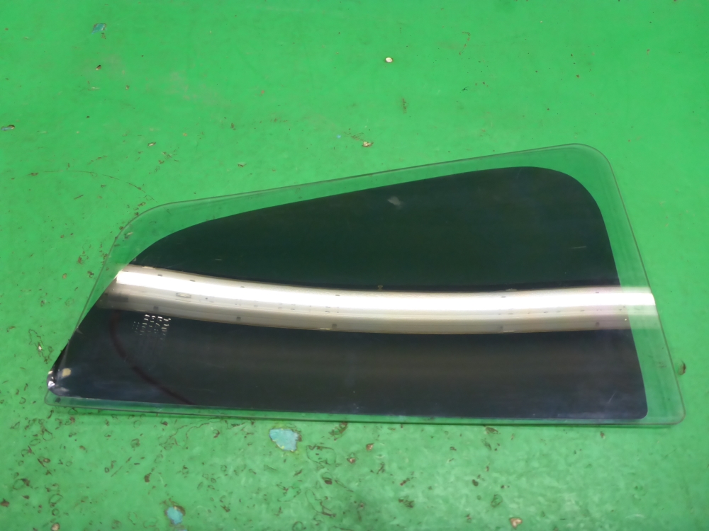 Стекло двери задней левой (форточка)