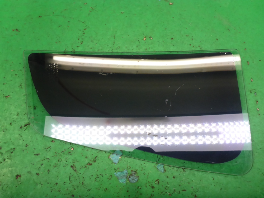 Стекло двери задней правой (форточка)