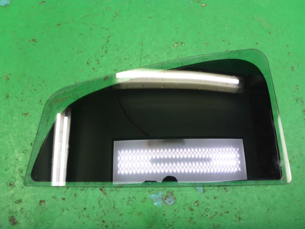 Стекло двери задней правой (форточка)