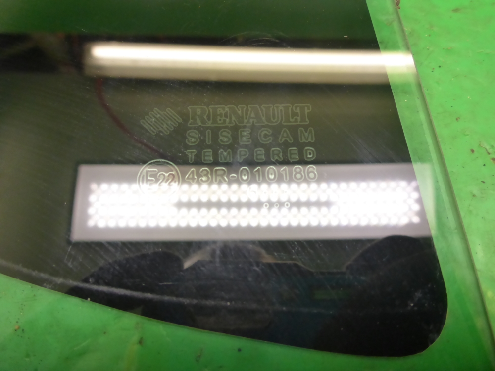 Стекло двери задней правой (форточка)