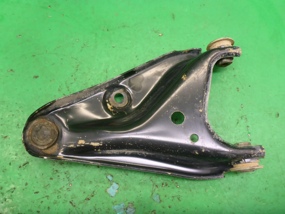 Рычаг передний левый