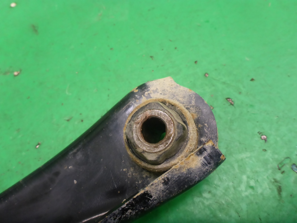 Рычаг передний левый