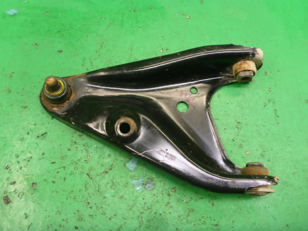 Рычаг передний левый