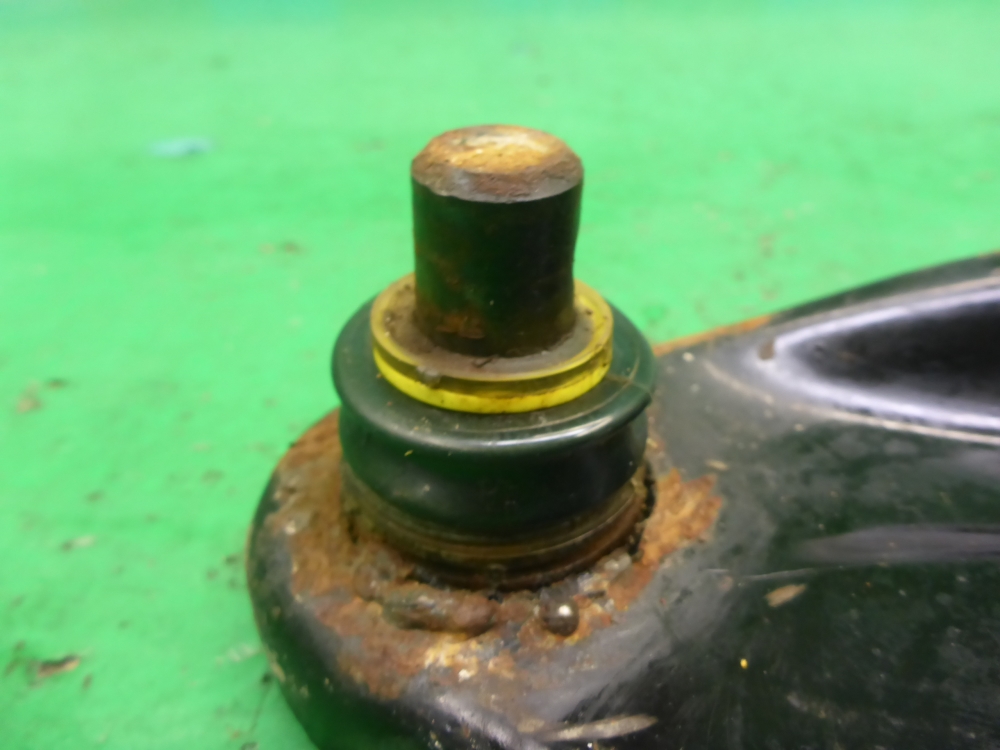 Рычаг передний левый