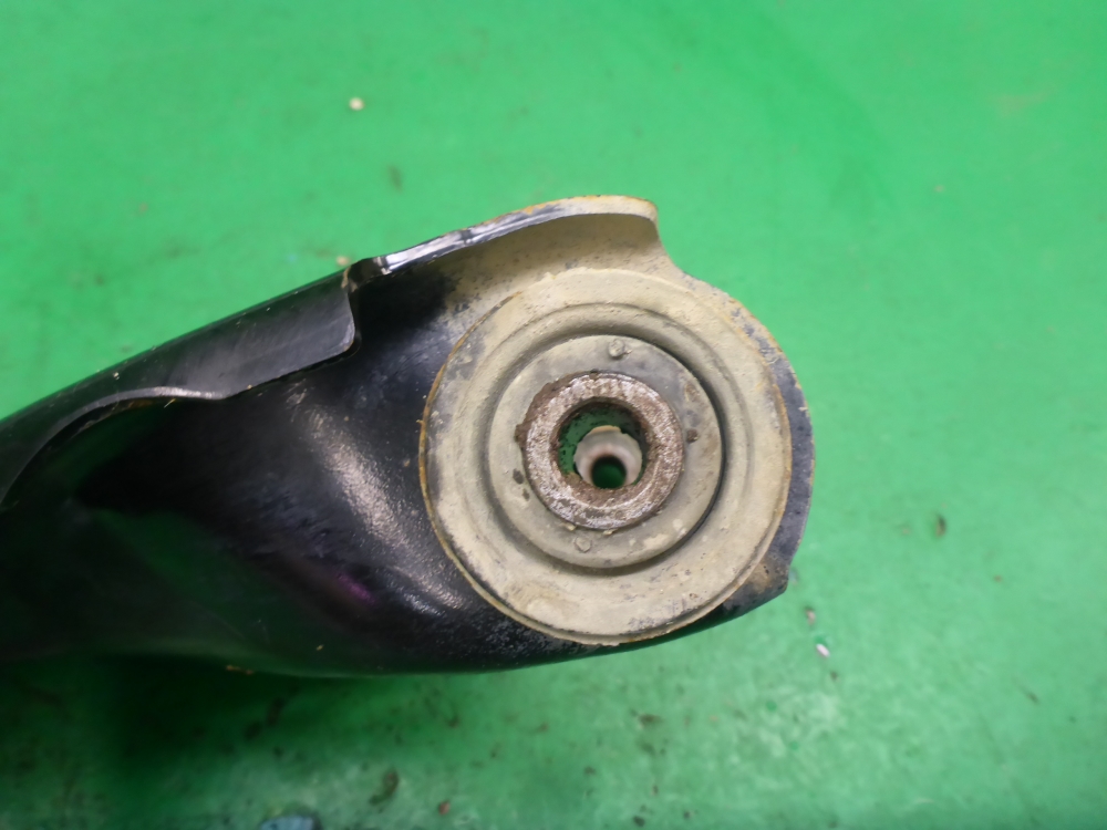 Рычаг передний левый