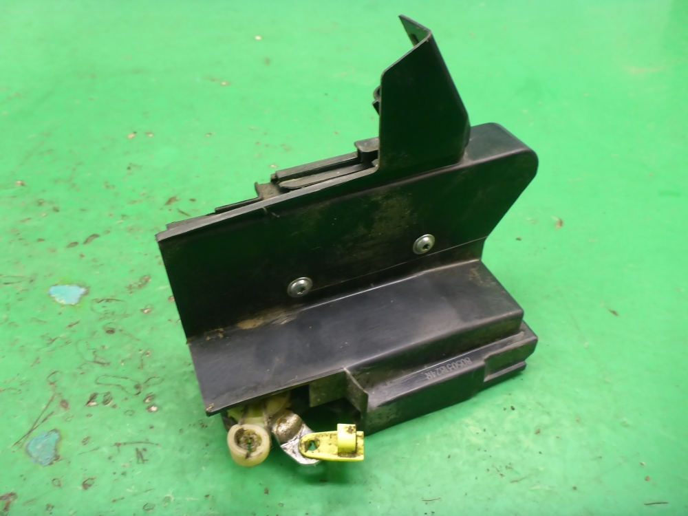 Замок двери передней левой