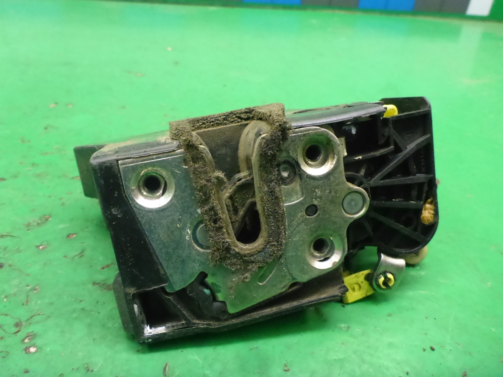 Замок двери передней левой