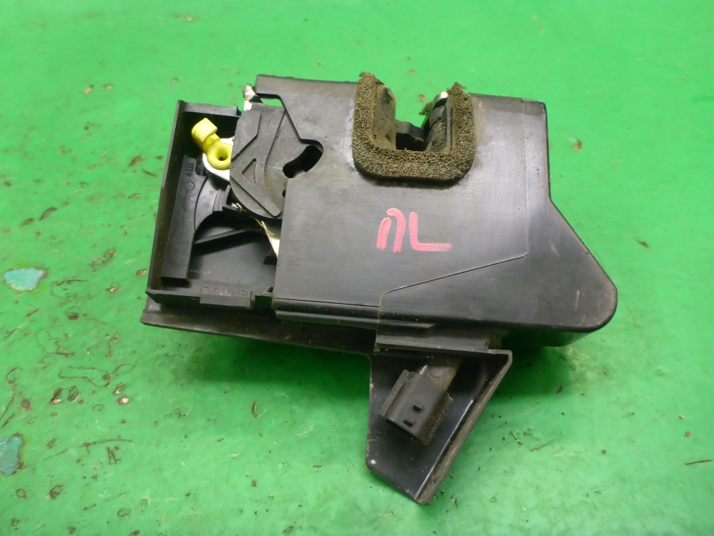 Замок двери передней левой