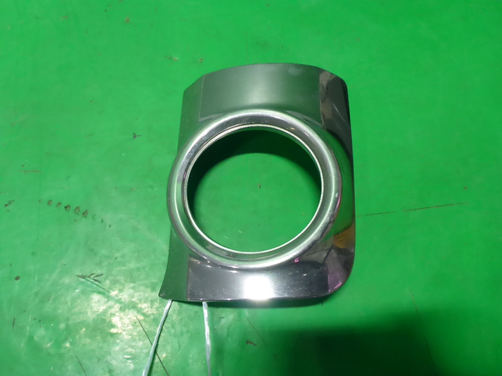 Рамка противотуманной фары правой