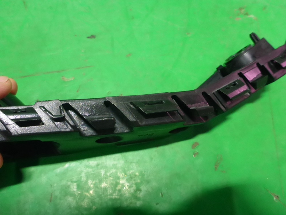 Кронштейн переднего бампера левый