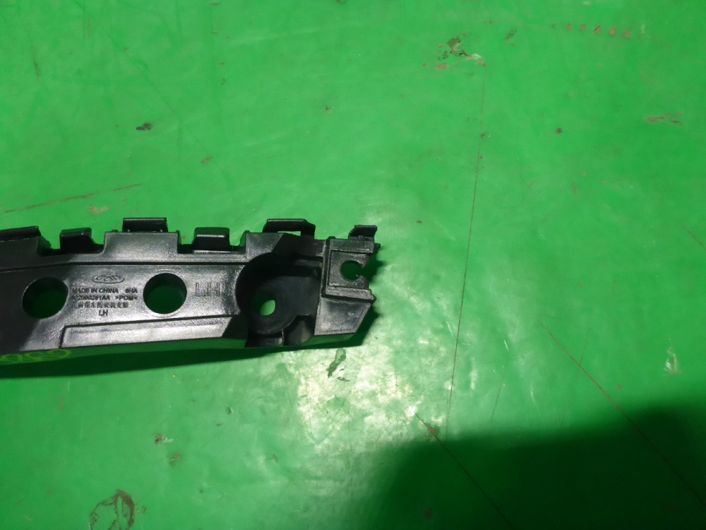 Кронштейн переднего бампера левый