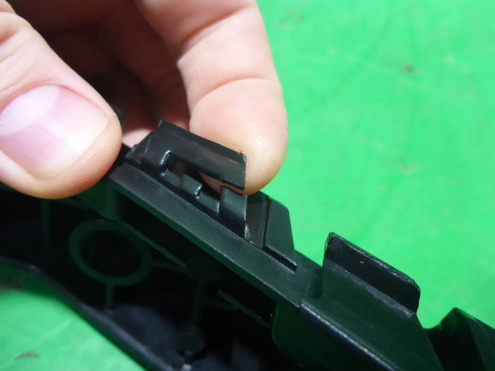 Кронштейн переднего бампера левый