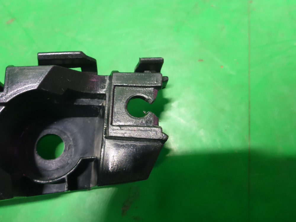 Кронштейн переднего бампера левый