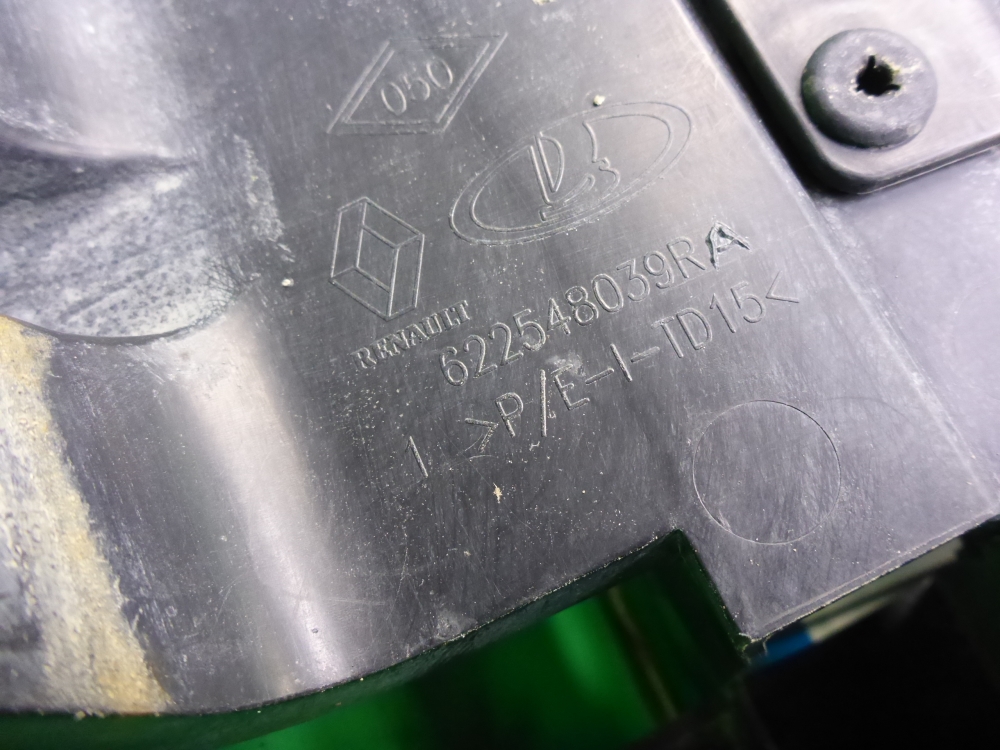 Решетка в бампер центральная