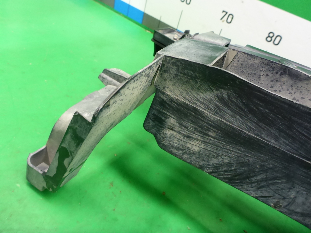 Решетка в бампер центральная