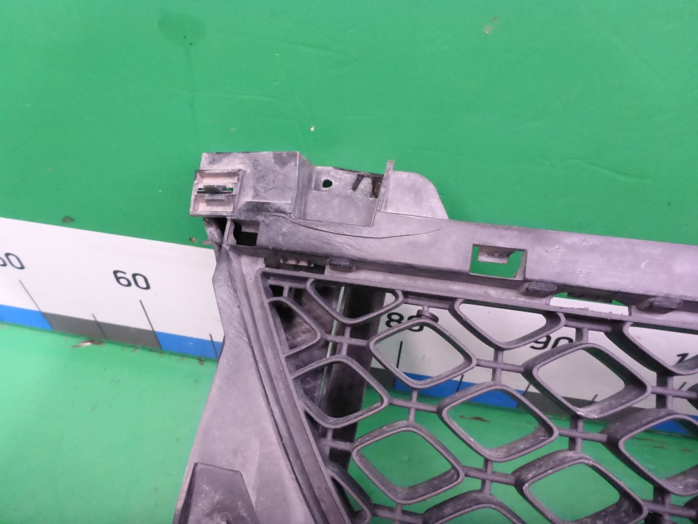 Решетка в бампер центральная