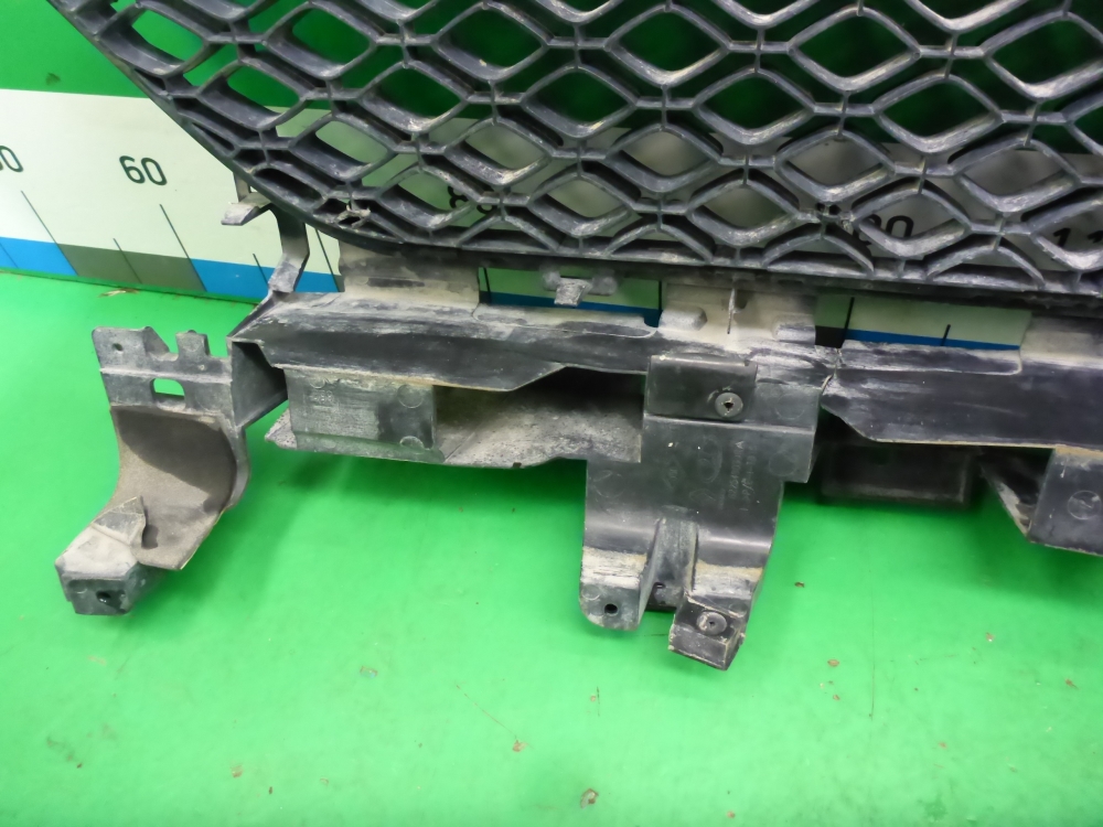 Решетка в бампер центральная