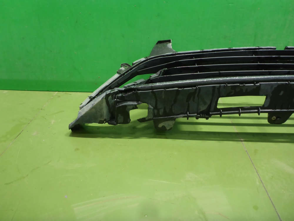 Решетка в бампер центральная