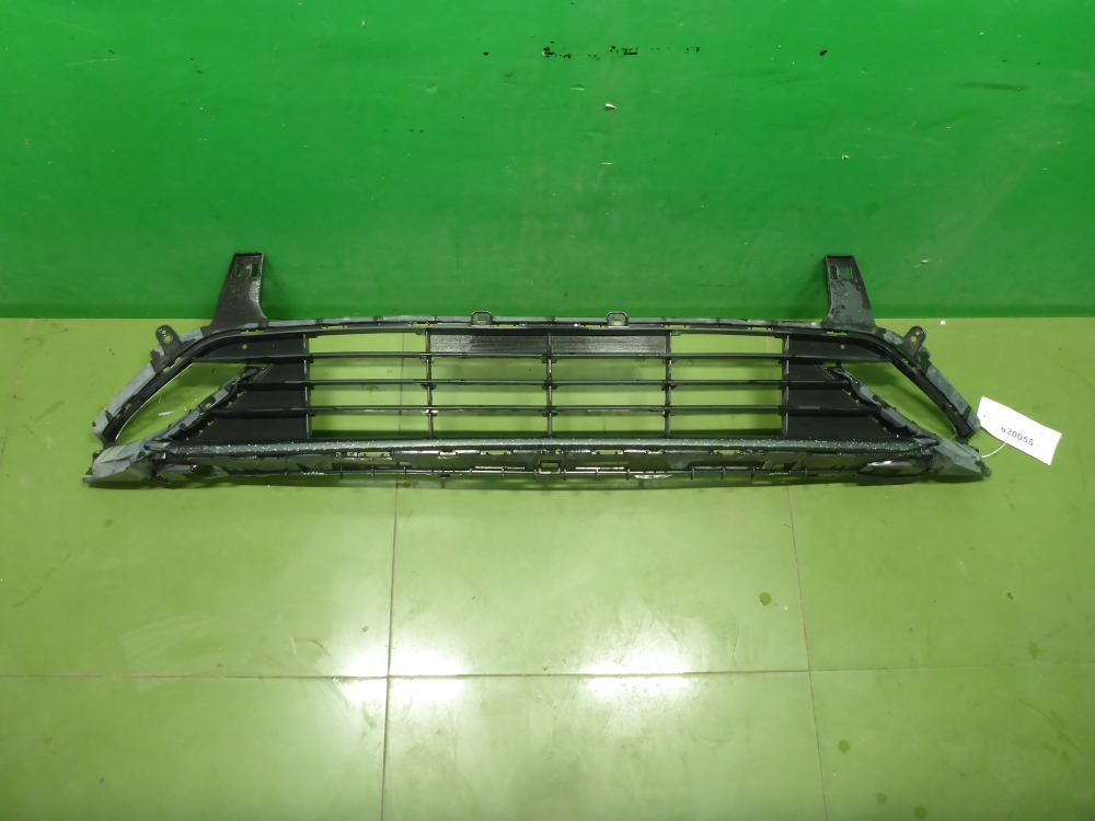 Решетка в бампер центральная