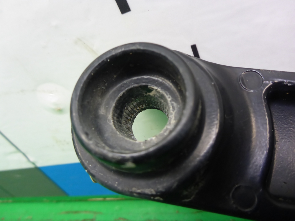 Поводок стеклоочистителя передний правый