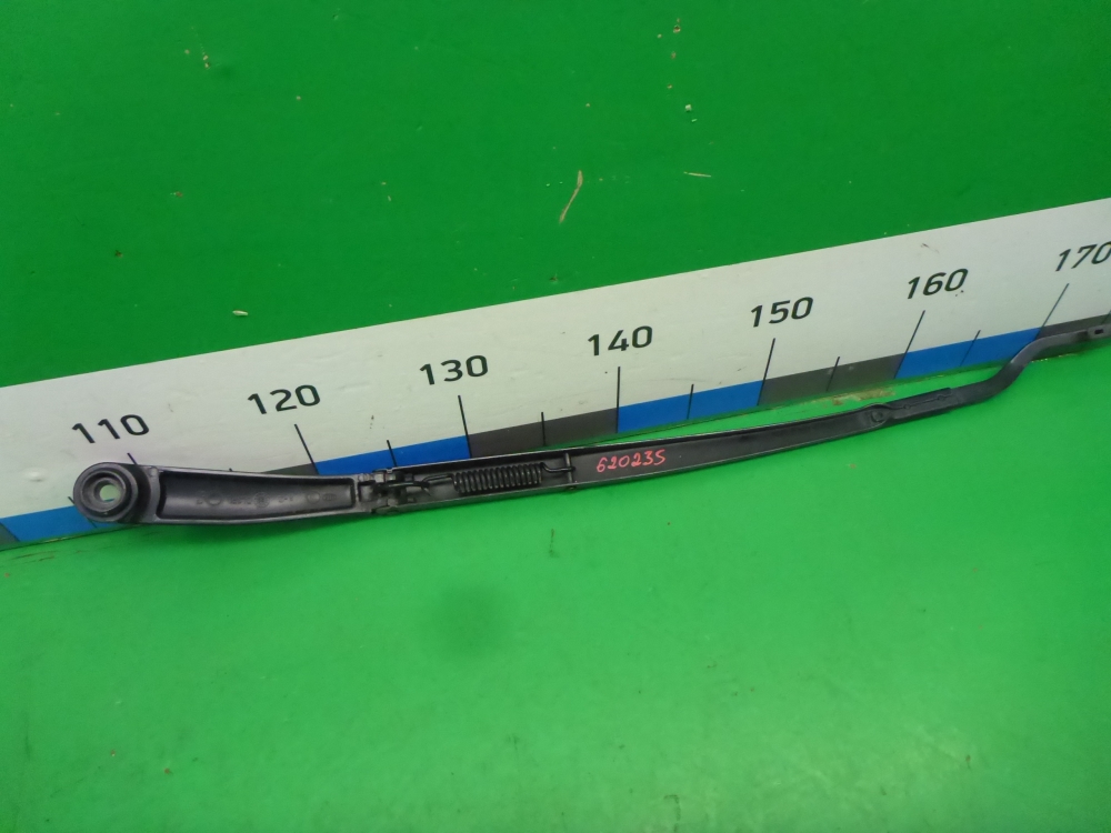 Поводок стеклоочистителя передний правый