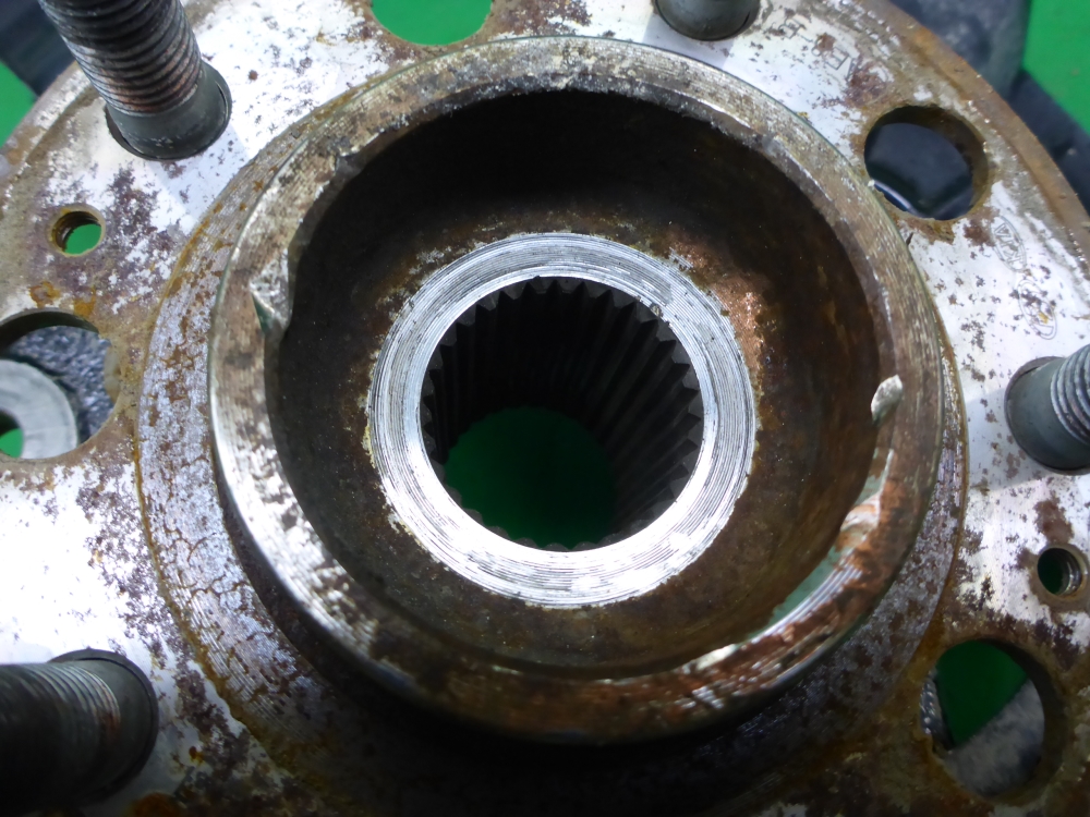 Кулак поворотный передний левый