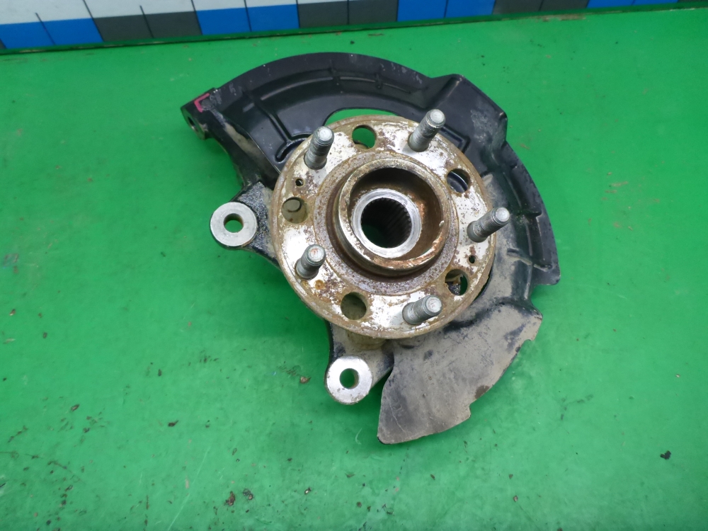 Кулак поворотный передний левый