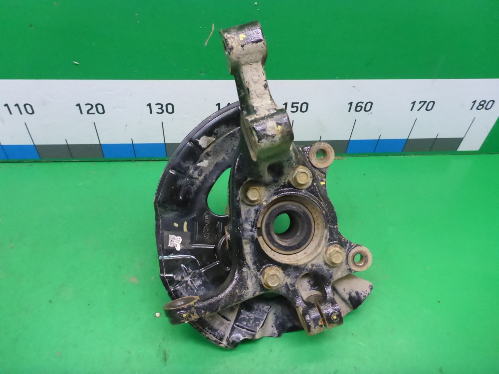 Кулак поворотный передний левый