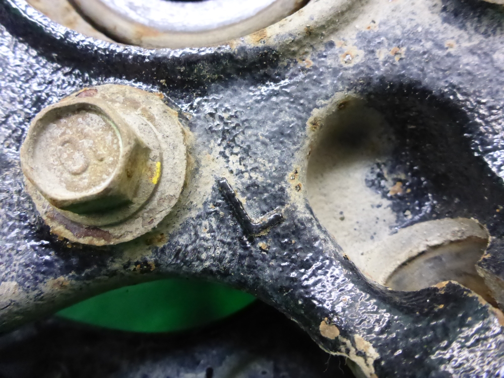 Кулак поворотный передний левый